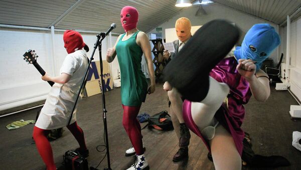 Кадр из российско-британского фильма Pussy Riot - A Punk Prayer Кадр из российско-британского фильма Pussy Riot - A Punk Prayer