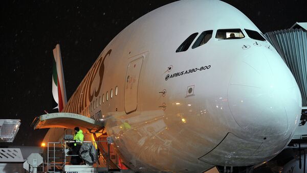 Пассажирский лайнер Airbus A380 авиакомпании Emirates на взлетно-посадочной полосе аэропорта Домодедово. Архивное фото Пассажирский лайнер Airbus A380 авиакомпании Emirates на взлетно-посадочной полосе аэропорта Домодедово. Архивное фото