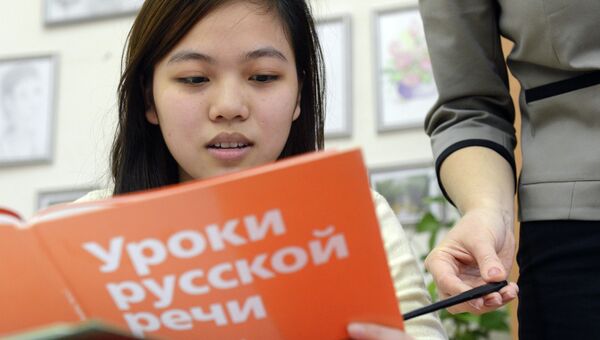 Учащаяся вечерней школы № 90 во время урока русского языка Учащаяся вечерней школы № 90 во время урока русского языка