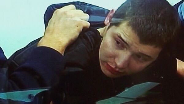 Обвиняемый в убийстве 15 человек Челах кричал на судью и кусал конвоиров Обвиняемый в убийстве 15 человек Челах кричал на судью и кусал конвоиров
