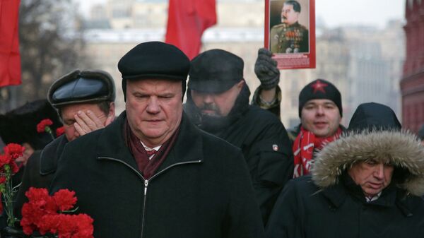 Лидер КПРФ Геннадий Зюганов во время церемонии возложения цветов к могиле Иосифа Сталина у Кремлевской стены Лидер КПРФ Геннадий Зюганов во время церемонии возложения цветов к могиле Иосифа Сталина у Кремлевской стены