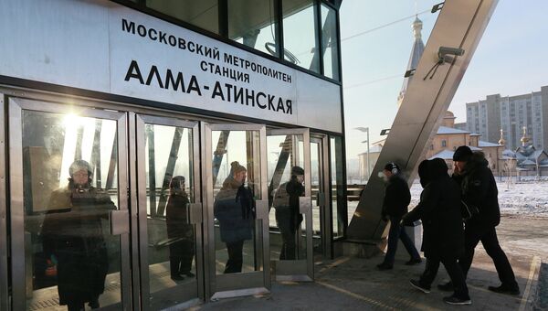 Пассажиры у входа на станцию Алма-Атинская московского метрополитена Пассажиры у входа на станцию Алма-Атинская московского метрополитена
