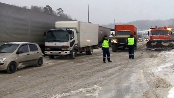 Автомобильная пробка на трассе М-5 в Челябинской области Автомобильная пробка на трассе М-5 в Челябинской области