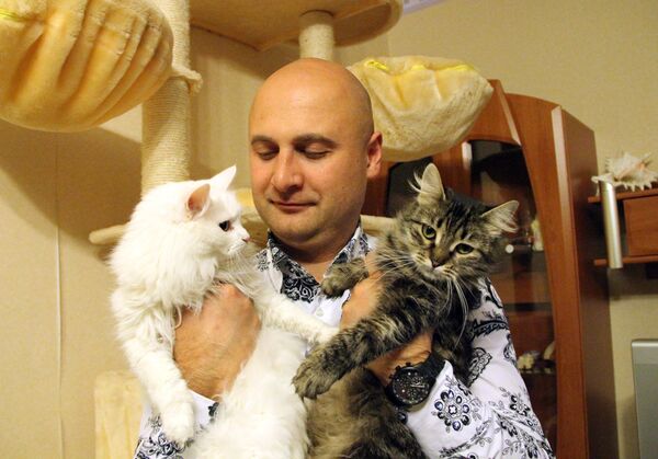 Евгений Толстыженко со спасенными им кошками Евгений Толстыженко со спасенными им кошками