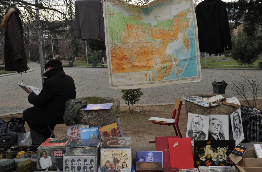 Торговля атрибутикой советского периода в центре Тбилиси, Грузия Торговля атрибутикой советского периода в центре Тбилиси, Грузия