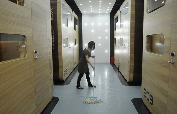 Уборщица моет пол в капсульной гостинице Sleepbox Hotel Tverskaya Уборщица моет пол в капсульной гостинице Sleepbox Hotel Tverskaya