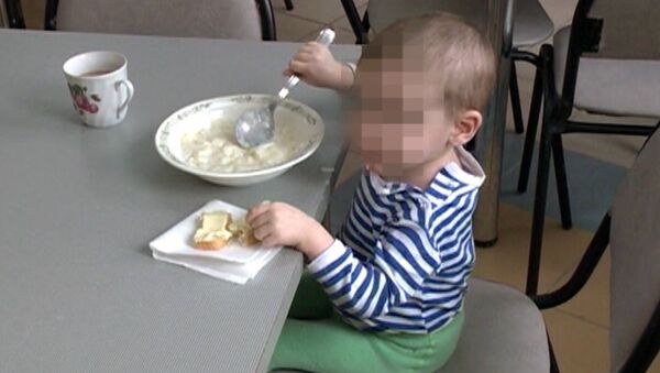 Попавший с больницу с дистрофией приемный ребенок ест кашу и бутерброды Попавший с больницу с дистрофией приемный ребенок ест кашу и бутерброды
