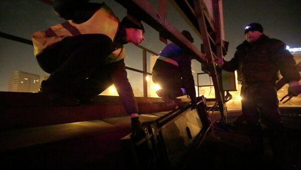 Демонтаж рекламных конструкций с крыши здания метрополитена Демонтаж рекламных конструкций с крыши здания метрополитена