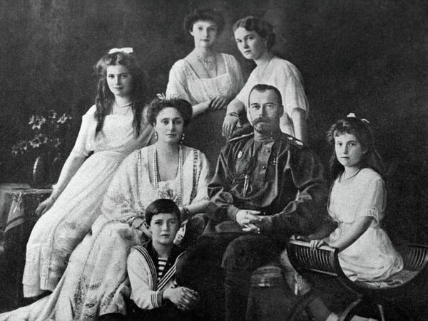 Русский император Николай II с семьёй Русский император Николай II с семьёй