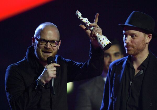Участники группы Coldplay Уилл Чемпион и Джонни Бакленд на церемонии вручения наград BRIT Awards-2013 Участники группы Coldplay Уилл Чемпион и Джонни Бакленд на церемонии вручения наград BRIT Awards-2013
