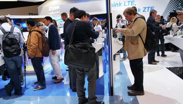 Стенды китайских компаний Huawei. Архивное фото Стенды китайских компаний Huawei. Архивное фото