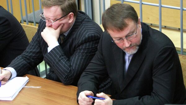 Экс-губернатор Тульской области Вячеслав Дудка (справа) во время заседания по его делу в зале Советского суда города Тулы Экс-губернатор Тульской области Вячеслав Дудка (справа) во время заседания по его делу в зале Советского суда города Тулы