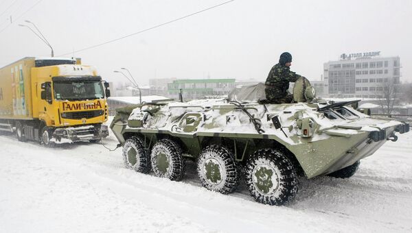 Военные расчищают Киев от снега Военные расчищают Киев от снега