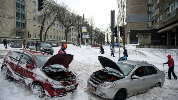 Автомобили на одной из улиц Киева после сильного снегопада Автомобили на одной из улиц Киева после сильного снегопада