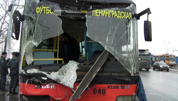 Маршрутный автобус въехал в опору освещения Маршрутный автобус въехал в опору освещения