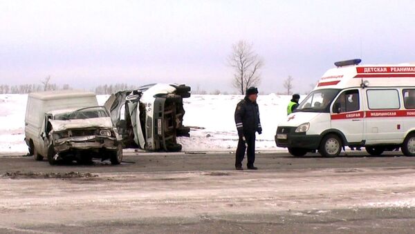 Газель с полицейскими столкнулась с легковушками и упала на бок в Кузбассе Газель с полицейскими столкнулась с легковушками и упала на бок в Кузбассе