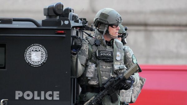 Команда SWAT патрулирует площадь Копли в Бостоне после теракта Команда SWAT патрулирует площадь Копли в Бостоне после теракта