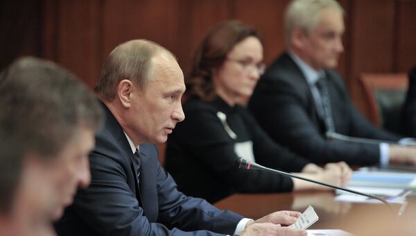 Владимир Путин ( в центре) проводит совещание по вопросам переселения граждан из аварийного жилищного фонда Владимир Путин ( в центре) проводит совещание по вопросам переселения граждан из аварийного жилищного фонда
