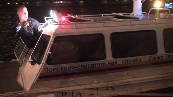 Спасатели ищут людей, находившихся на затонувшем в Петербурге буксире Спасатели ищут людей, находившихся на затонувшем в Петербурге буксире