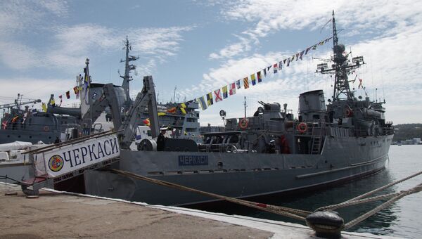 Морской тральщик ВМС Украины Черкассы в порту Севастополя Морской тральщик ВМС Украины Черкассы в порту Севастополя