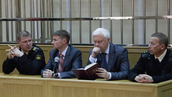 Старшина Дмитрий Гробов и капитан Дмитрий Лаврентьев со своими адвокатами Старшина Дмитрий Гробов и капитан Дмитрий Лаврентьев со своими адвокатами