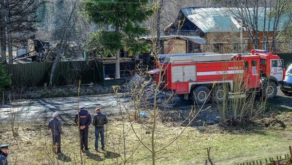 Полицейские и пожарные машины у въезда на территорию психиатрической больницы №14 Дмитровского муниципального района, поселка Раменский Полицейские и пожарные машины у въезда на территорию психиатрической больницы №14 Дмитровского муниципального района, поселка Раменский