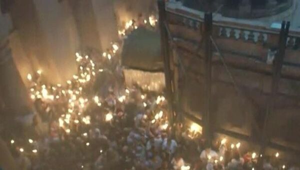 Тысячи православных зажгли свечи от Благодатного огня в Иерусалиме Тысячи православных зажгли свечи от Благодатного огня в Иерусалиме