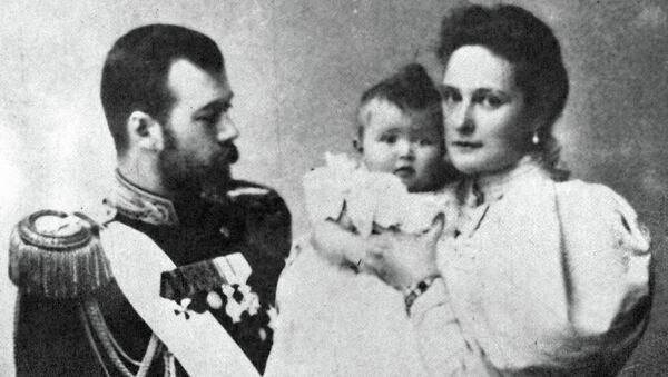Император Николай II с женой Александрой Федоровной и дочерью Ольгой. Архивное фото Император Николай II с женой Александрой Федоровной и дочерью Ольгой. Архивное фото