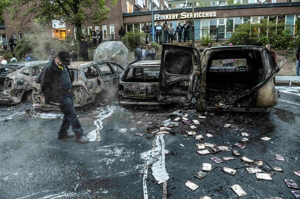 Автомобили, сожженные в результате беспорядков в Стокгольме Автомобили, сожженные в результате беспорядков в Стокгольме