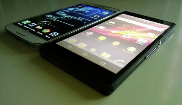Samsung Galaxy S4 и Sony Xperia Z. Взгляд на экраны под углом Samsung Galaxy S4 и Sony Xperia Z. Взгляд на экраны под углом