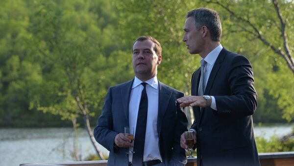 Председатель правительства РФ Дмитрий Медведев (слева) и премьер-министр Норвегии Йенс Столтенберг в Киркенесе Председатель правительства РФ Дмитрий Медведев (слева) и премьер-министр Норвегии Йенс Столтенберг в Киркенесе