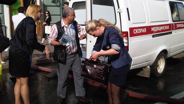 Люди у станции метро в центре Москвы. Станцию Охотный ряд закрыли из-за пожара. Люди у станции метро в центре Москвы. Станцию Охотный ряд закрыли из-за пожара.