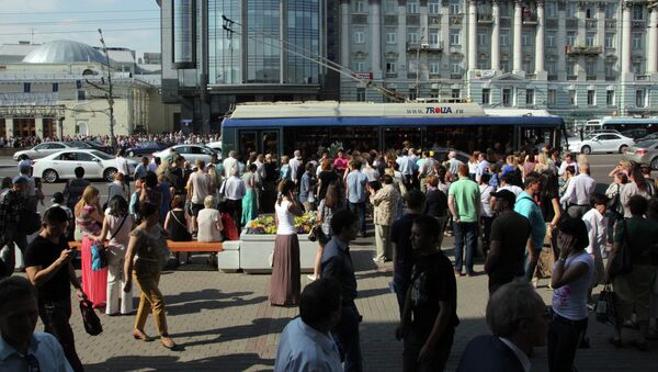 Жители города на автобусной остановке у станции метро Парк культуры Жители города на автобусной остановке у станции метро Парк культуры