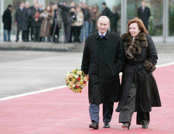 <br><br>На фото: 15 ноября 2006 года. Владимир Путин с супругой Людмилой Путиной во время встречи президента США в столичном аэропорту Внуково-2 <br><br>На фото: 15 ноября 2006 года. Владимир Путин с супругой Людмилой Путиной во время встречи президента США в столичном аэропорту Внуково-2