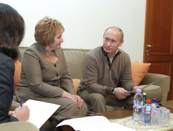 <br><br>На фото: 16 октября 2010 г. Владимир Путин и его супруга Людмила Путина во Всероссийской переписи населения в загородной резиденции в Ново-Огарево <br><br>На фото: 16 октября 2010 г. Владимир Путин и его супруга Людмила Путина во Всероссийской переписи населения в загородной резиденции в Ново-Огарево