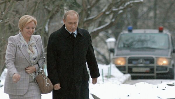 <br><br>На фото: 7 декабря 2003 года. Президент России Владимир Путин и его супруга Людмила на избирательном участке в день выборов депутатов в Госдуму и мэра Москвы <br><br>На фото: 7 декабря 2003 года. Президент России Владимир Путин и его супруга Людмила на избирательном участке в день выборов депутатов в Госдуму и мэра Москвы