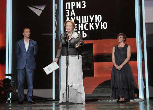 Актриса Юлия Ауг на церемонии закрытия XXIV открытого Российского кинофестиваля Кинотавр в Сочи Актриса Юлия Ауг на церемонии закрытия XXIV открытого Российского кинофестиваля Кинотавр в Сочи