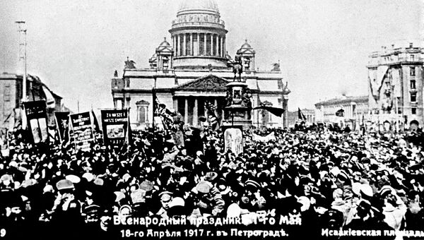 Первомайская демонстрация в Петрограде в 1917 году Первомайская демонстрация в Петрограде в 1917 году