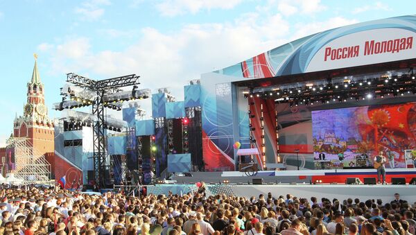 Праздничный концерт на Красной площади в Москве. Архивное фото Праздничный концерт на Красной площади в Москве. Архивное фото