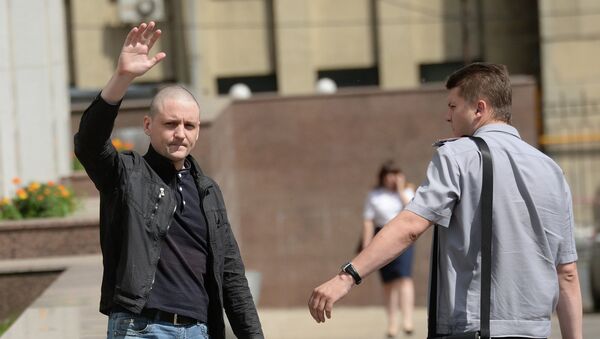 Координатор Левого фронта Сергей Удальцов у здания Следственного комитета России Координатор Левого фронта Сергей Удальцов у здания Следственного комитета России