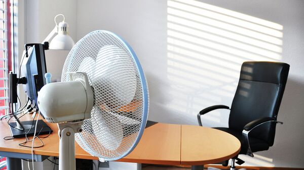 Роспотребнадзор призвал сокращать рабочий день при жаре в офисе 