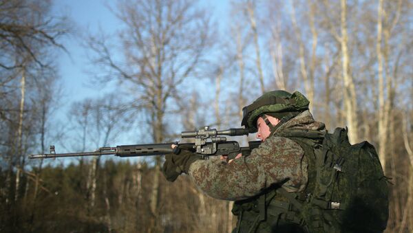 Военнослужащий демонстрирует боевой комплект Ратник, архивное фото Военнослужащий демонстрирует боевой комплект Ратник, архивное фото
