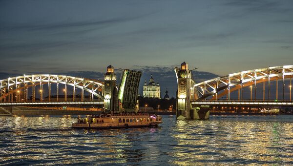 Разводка моста Петра Великого в Санкт-Петербурге. Архивное фото Разводка моста Петра Великого в Санкт-Петербурге. Архивное фото