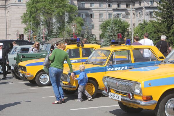 Дорожная полиция Красноярска вывела на улицы ретро-авто Дорожная полиция Красноярска вывела на улицы ретро-авто