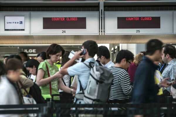 Пассажиры в очереди аэропорта Сан-Франциско после аварийной посадки Boeing 777 Asiana Airlines Пассажиры в очереди аэропорта Сан-Франциско после аварийной посадки Boeing 777 Asiana Airlines