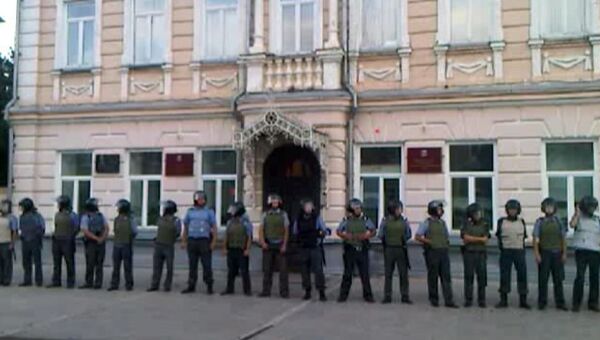 Полицейские на Соборной площади Пугачева. Архивное фото Полицейские на Соборной площади Пугачева. Архивное фото
