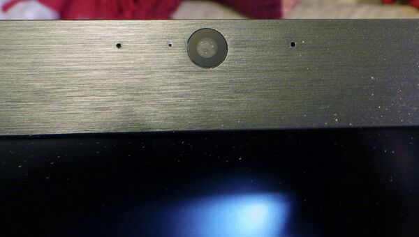 Монитор Philips 272P4. Глазок видеокамеры и отверстия микрофонов Монитор Philips 272P4. Глазок видеокамеры и отверстия микрофонов
