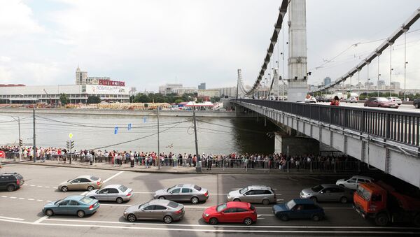 Очередь верующих к кресту апостола Андрея Первозванного Очередь верующих к кресту апостола Андрея Первозванного