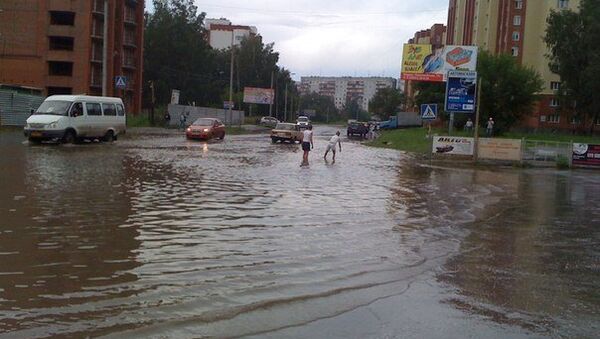 Дороги затопило из-за дождя Дороги затопило из-за дождя