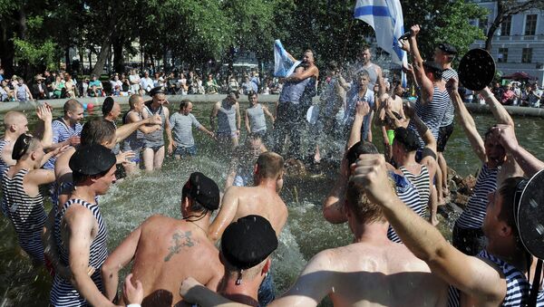 Купание в фонтане в Александровском саду в Петербурге в День ВМФ Купание в фонтане в Александровском саду в Петербурге в День ВМФ